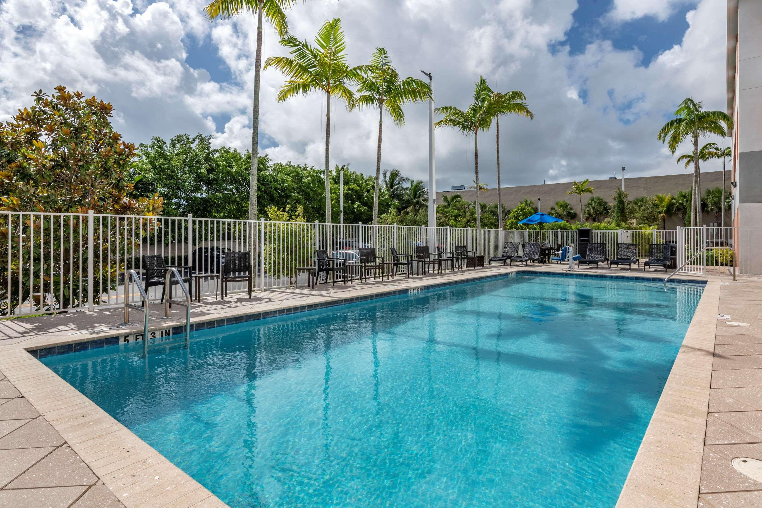 Comfort Suites Fort Lauderdale Airport & Cruise Port Dania Beach Zewnętrze zdjęcie